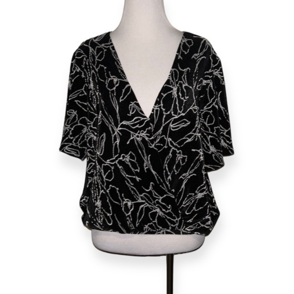 Astr the‎ label women’s XL short sleeved crinkle floral wrap top